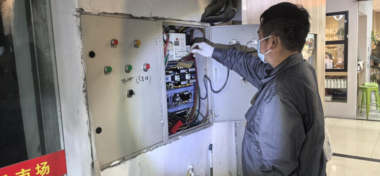 錢江商城排煙風機控制柜維護完成，安全保障再升級