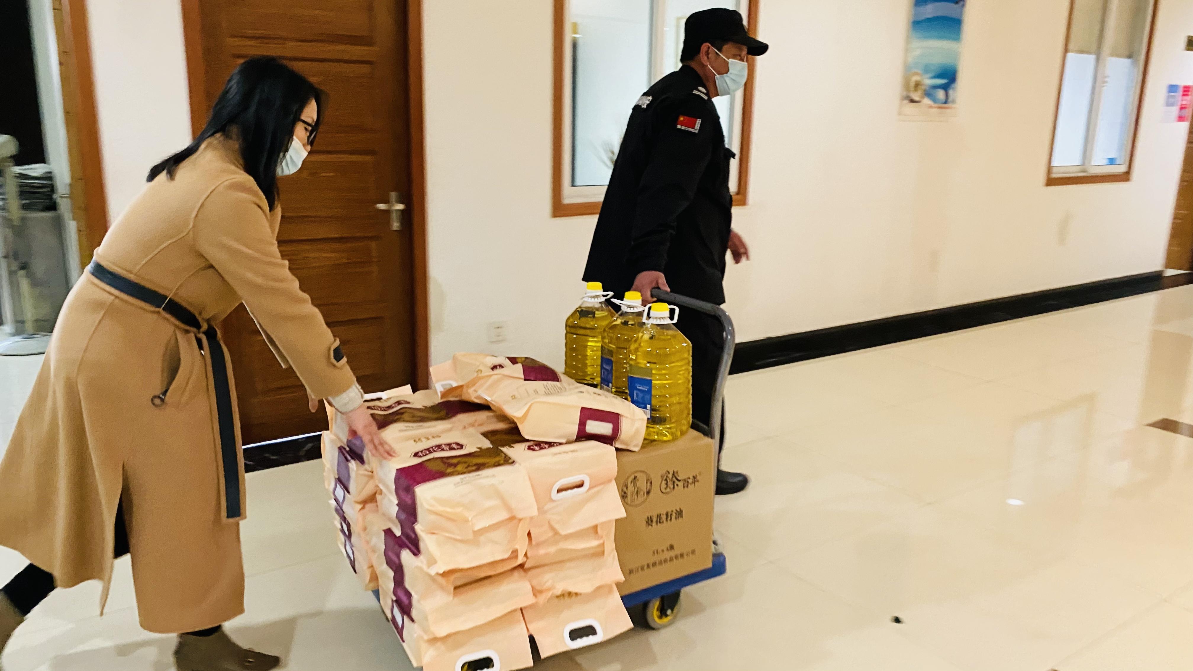 心系員工，溫暖新春！ 錢江商城為全體員工發放春節福利
