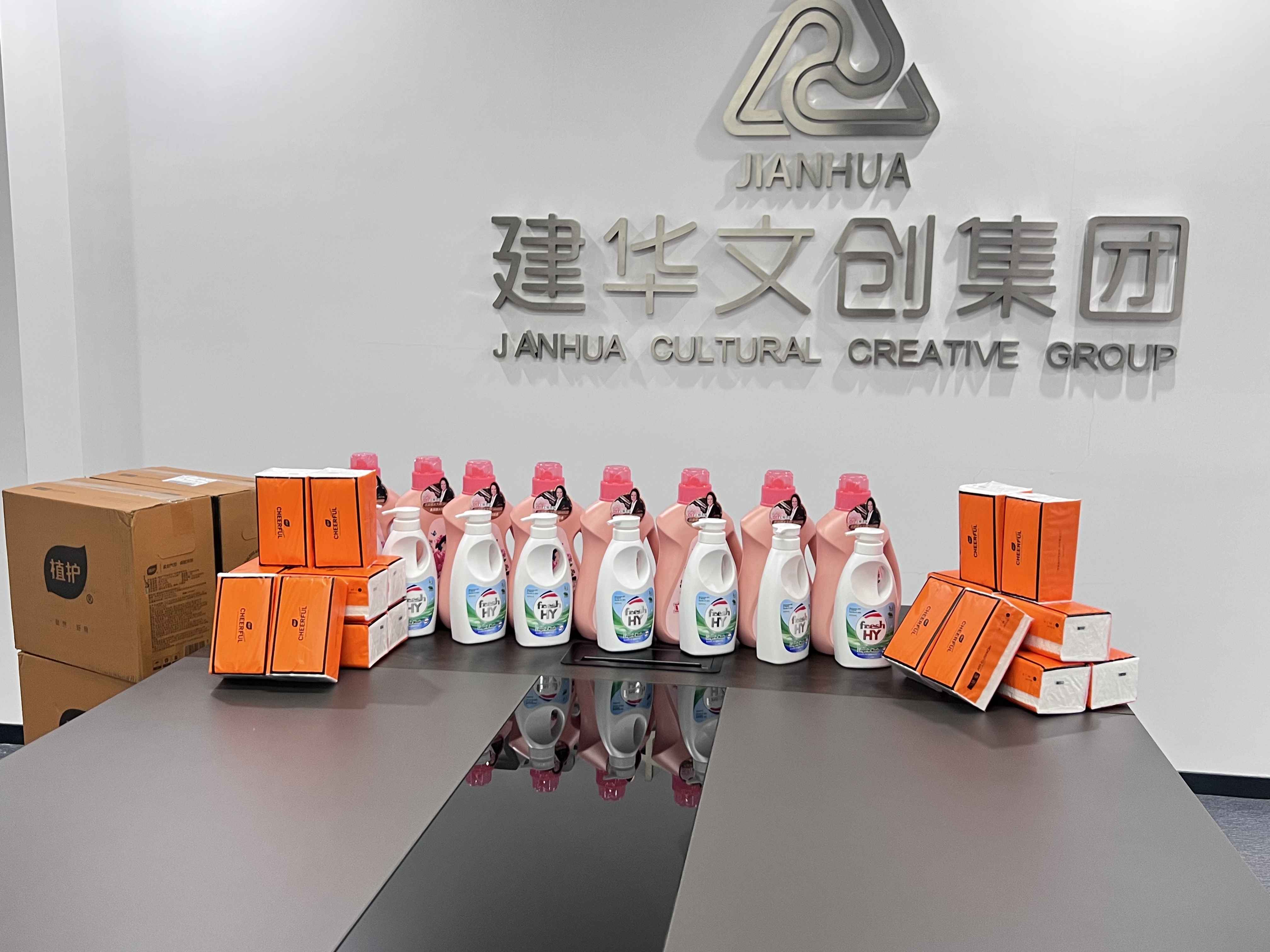 愛在春天，情暖三八——建華文創集團工會為女職工發放暖心福利